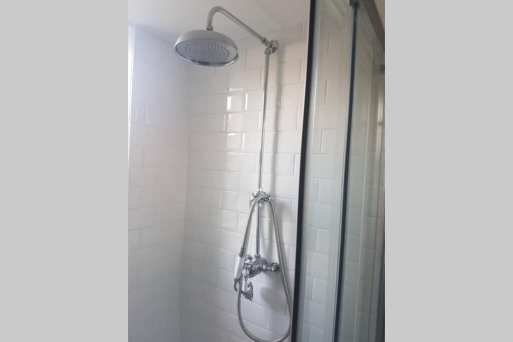 Lovely 2 Bedroom Flat Wifi Close To The Beach Bournemouth Kültér fotó
