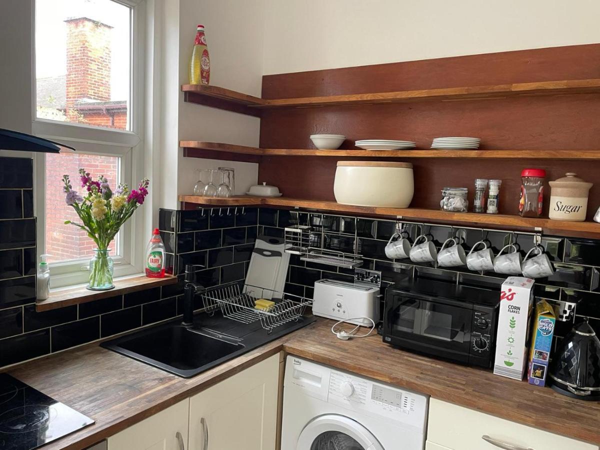 Lovely 2 Bedroom Flat Wifi Close To The Beach Bournemouth Kültér fotó