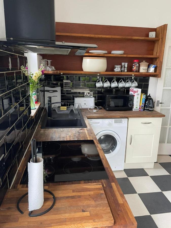 Lovely 2 Bedroom Flat Wifi Close To The Beach Bournemouth Kültér fotó